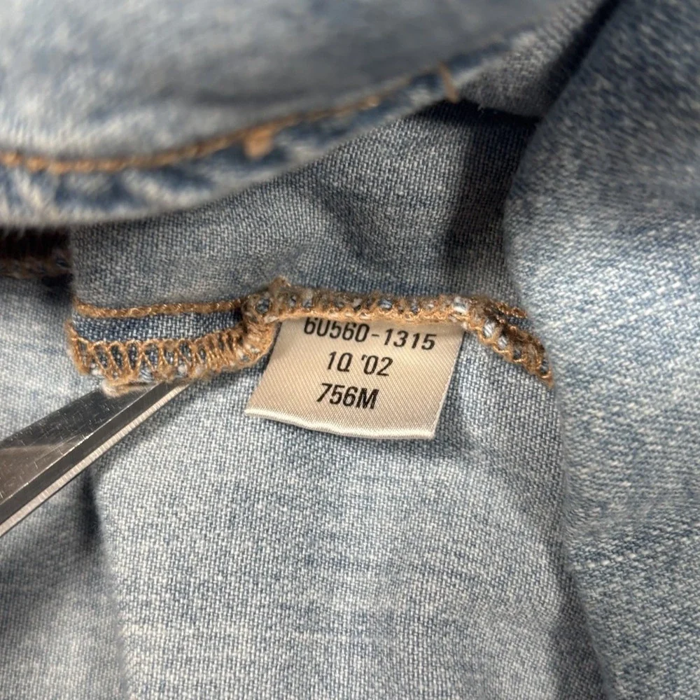 Vintage Levis Shirt Mens M Light Blue Denim Long Sleeve Button Up Pockets 2002